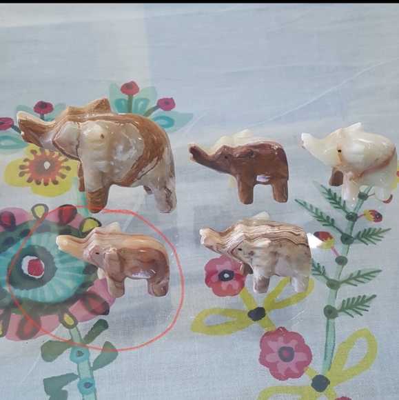 Gorgeous Banded Onyx Elephant Crystal Carving - Picture 5 of 5